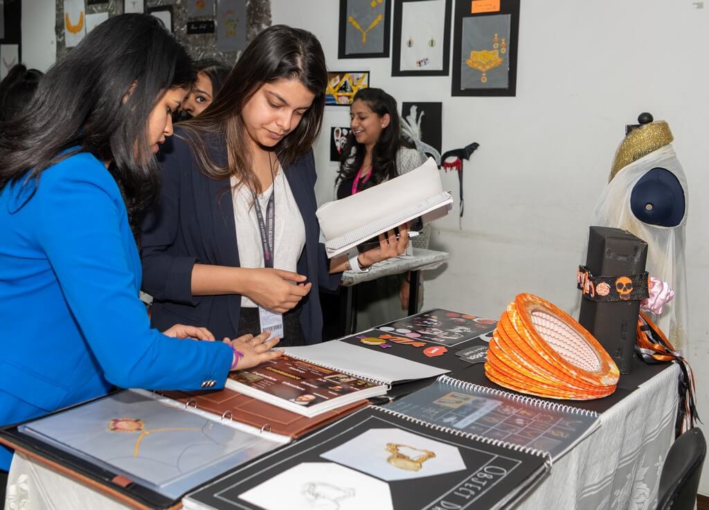 Jewellery Display – Hybrid Learning