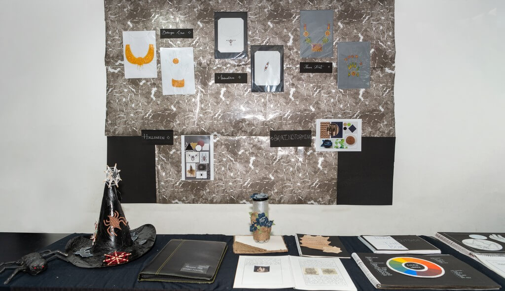 Jewellery Display – Hybrid Learning