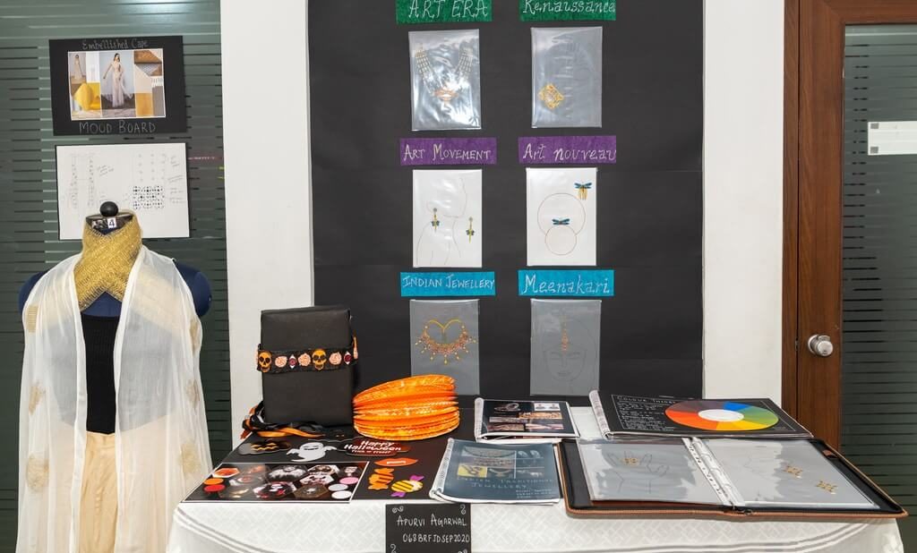 Jewellery Display – Hybrid Learning