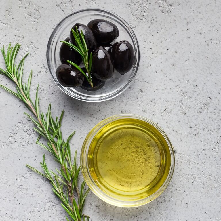 HAIR OILS: HOW IS IT BENEFICIAL?