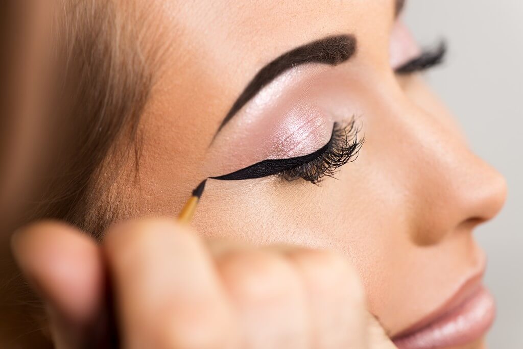 Reverse cat eye makeup: Simple steps to flip your cat eye makeup 