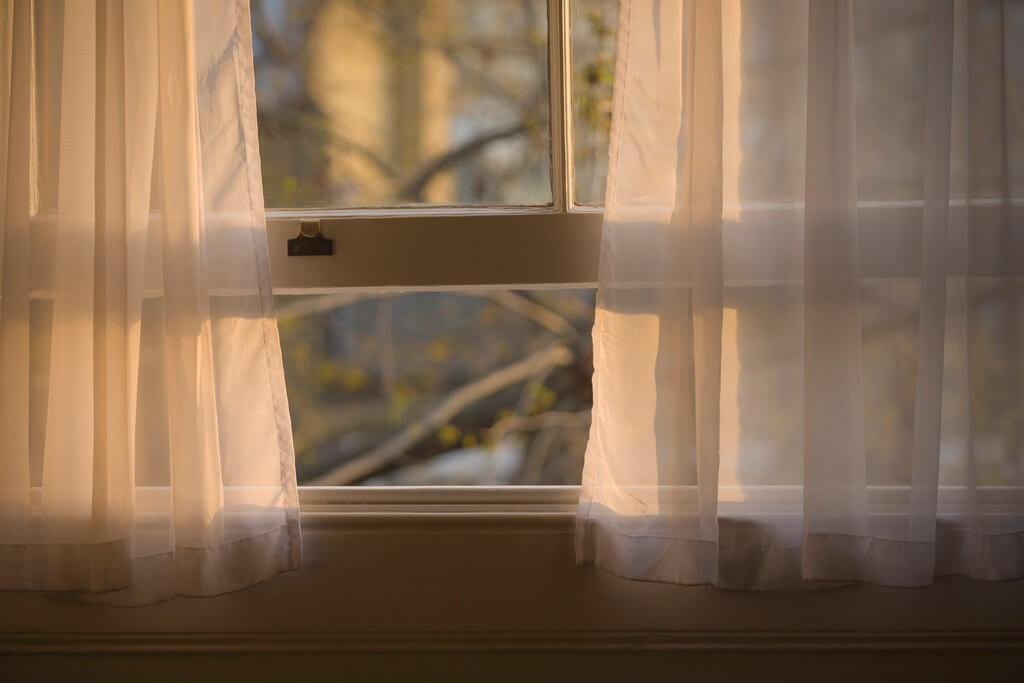 Curtains vs drapes: How are the two different?