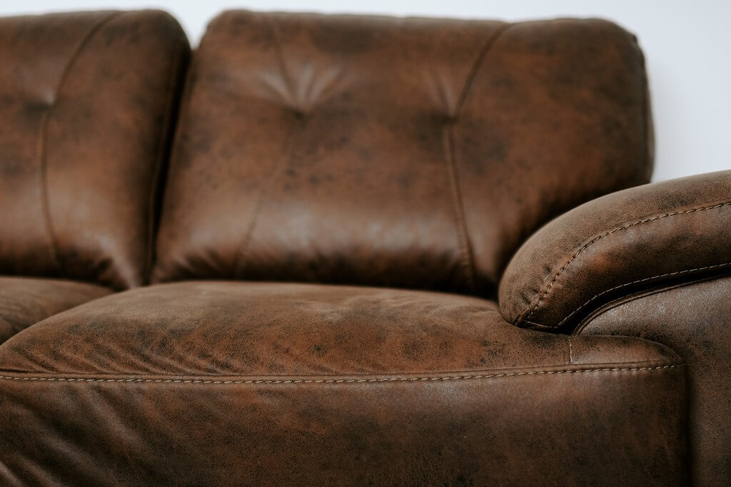 Leather: how to remove oil stains