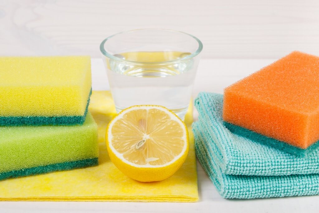 Tips for cleaning bathroom tiles using natural products 