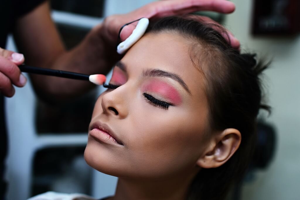 Learn The Difference Between a Personal and a Commercial Makeup Artist (2)