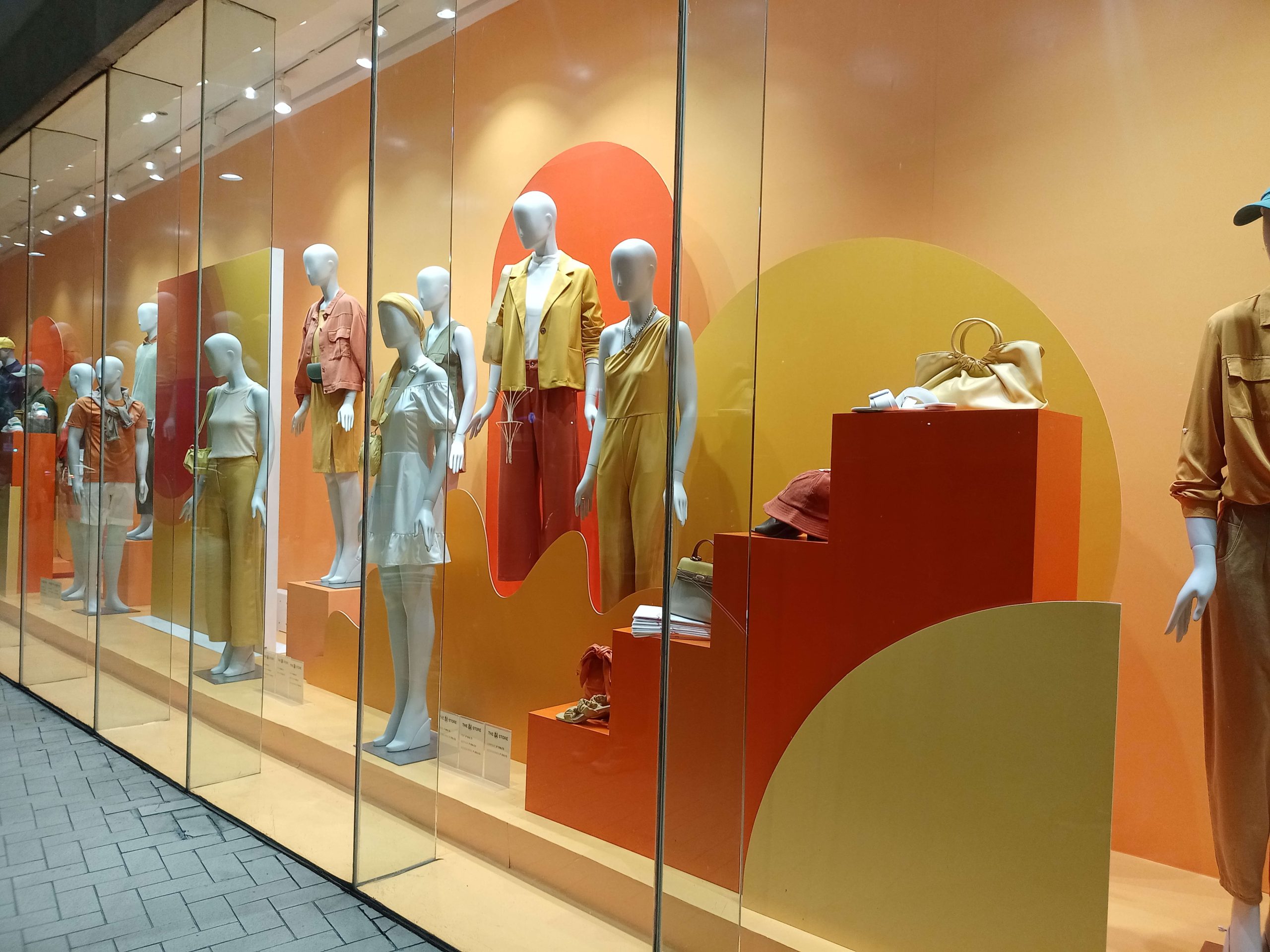 Visual Merchandising The Art of Selling (1)