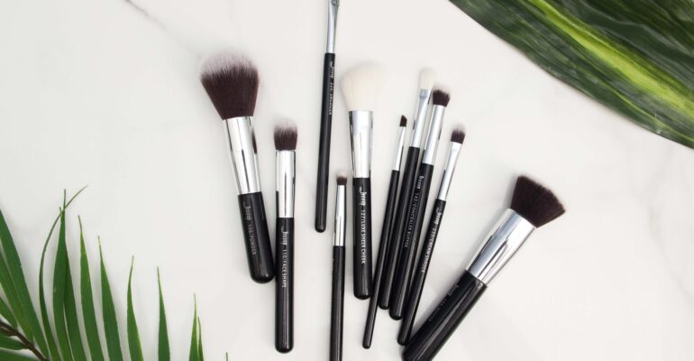 Guide to Makeup Brushes How to Select Makeup Brushes Like A Pro! (5) thumbnail